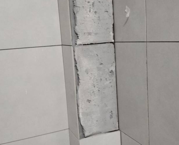 房县瓷砖空鼓维修公司分享下瓷砖施工前基层浇水润湿程度不足，可能导致以下问题
