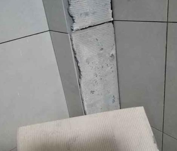 房县瓷砖空鼓维修公司分享下厨房瓷砖脱落的补救措施。